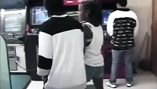 Threesome hitam menyetubuhi memek menjilati kontol hitam besar mengisap