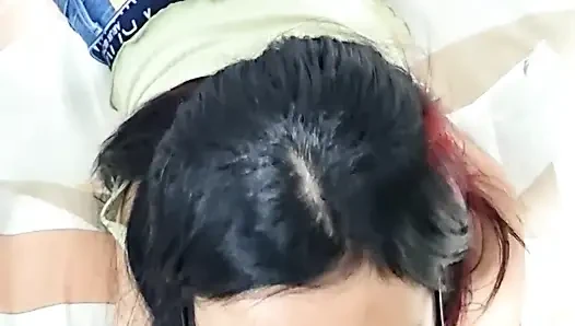Pelacur menikmati mengisap kontol besar dan mengisi seluruh mulutnya dengan susu