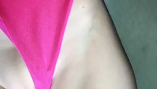 Üvey erkek kardeş sıkı amcığıma mastürbasyon yapıyor ve amcık dudaklarımın anahatlarını takip ediyor