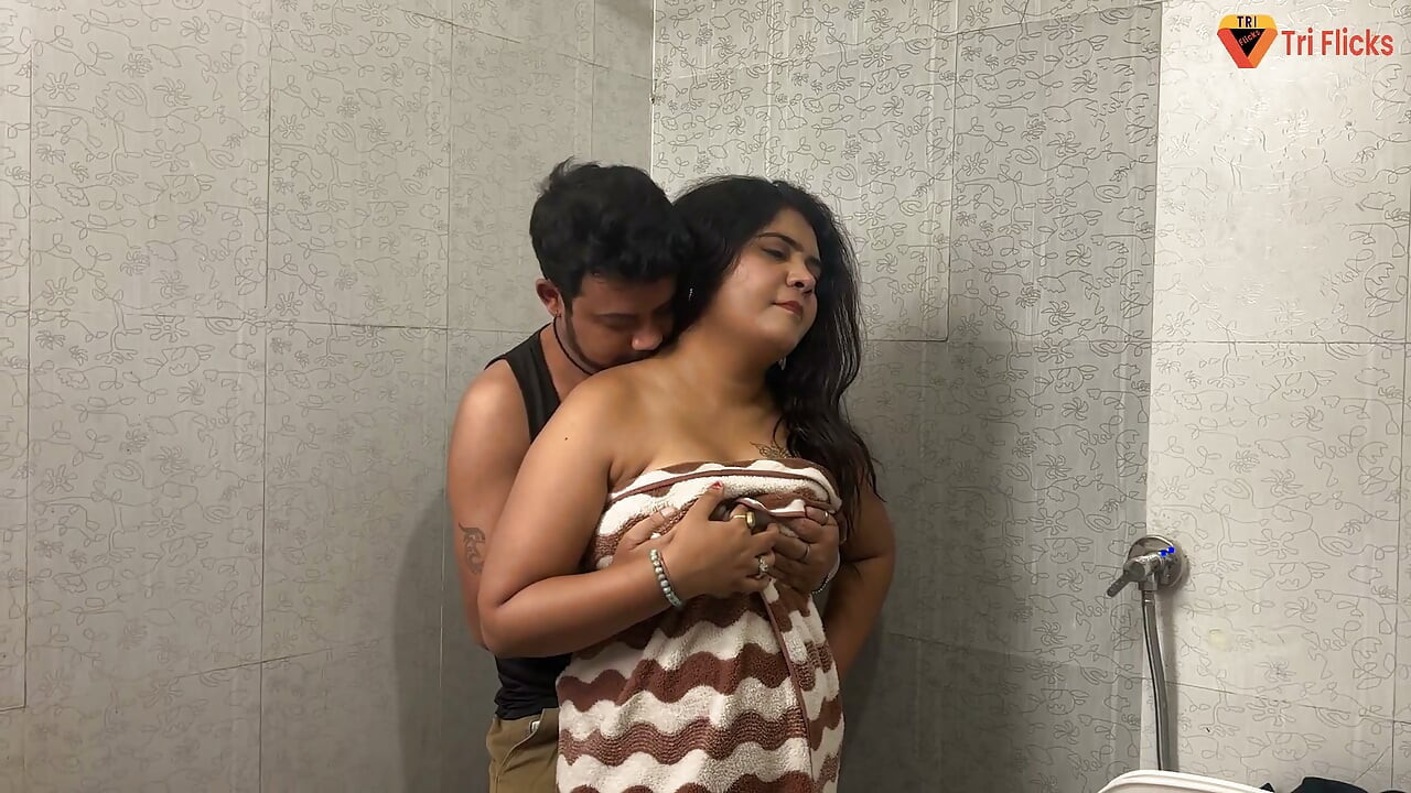 Pulamber nai bath room ka toti thik karty karty malkin kai sath kar dala sex