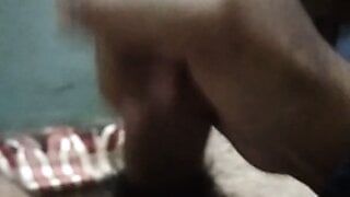 India chico da masturbación con la mano