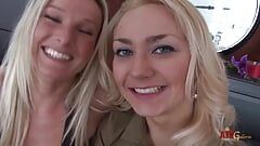 Две девушки-блондинки играют в полицейские игры вместе