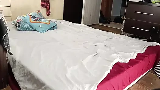 Sexy brünette, die nackte hausarbeiten macht.