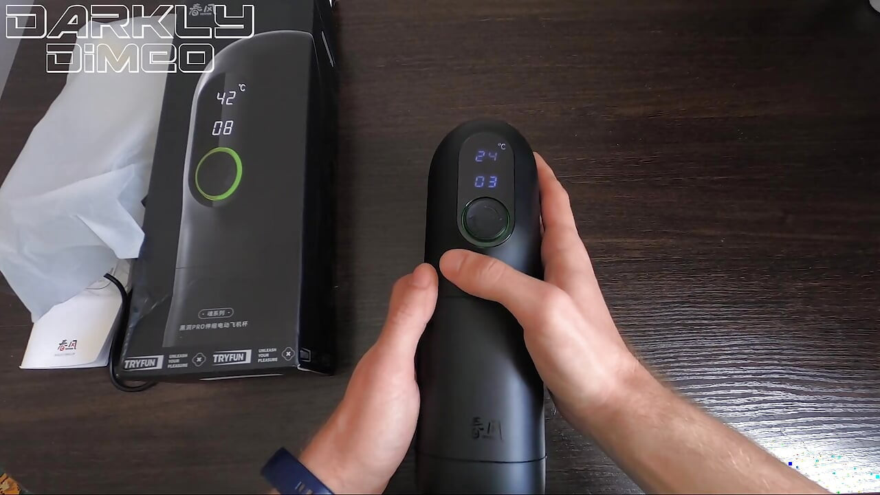 欲求不満の男はオートオナホールを使用し、激しくうめき声を上げ、人生で最高のオーガズムを経験し、Tryfunのおもちゃの箱を開けます