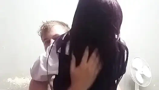 Ateşli 18 yaşındaki genç üvey kız üvey babasına biniyor