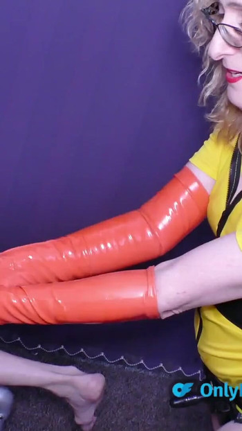 Kultni trenutak iz "Ekstremnog Dildo Pegging and Fisting My Boy Toys Ass"