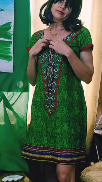 Snažan trenutak iz "Wow, She Tear Her Dress And Get Go Own"