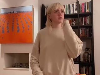 Maisie Williams dancing at home
