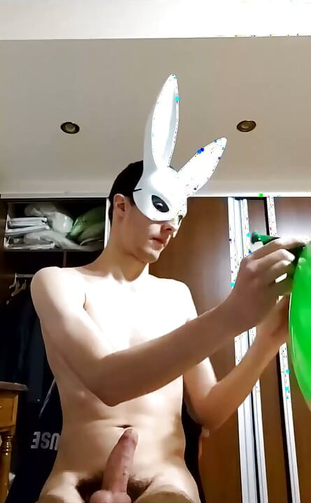 Bunny Looner strim par hilaate hue bare gubbare ura rahi hai