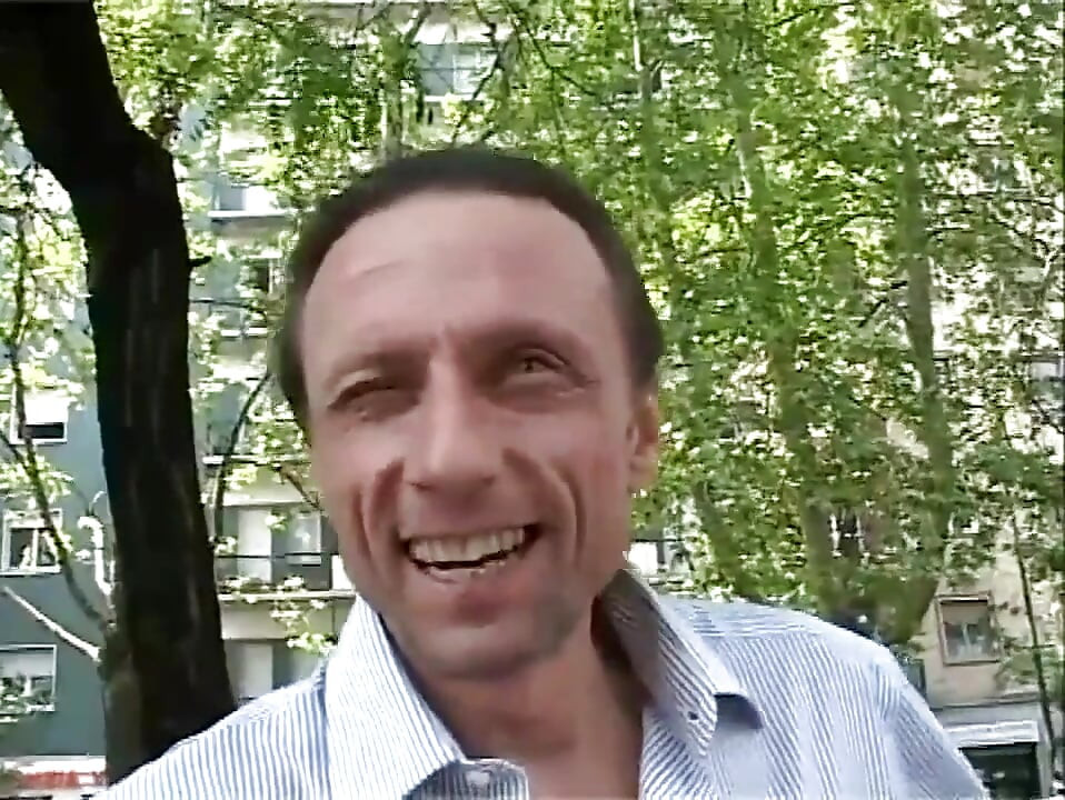 Сексуальная милфа-блондинка трахается в киске в позе публичным сексом