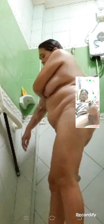 היא תמיד כל כך חרמנית ורוצה להכניס אצבעות לפות הוורודה, הרטובה והצרה שלה