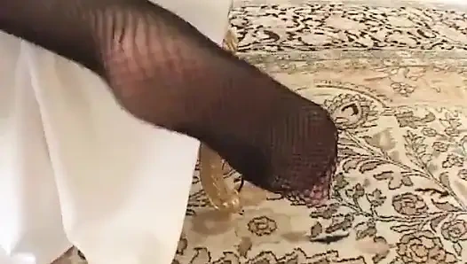 Блондинку и грудастую шлюшку в чулках-сеточках трахают в межрасовом тройничке