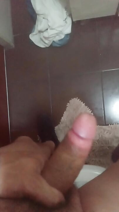 jerk off in the bathroom and can't finish