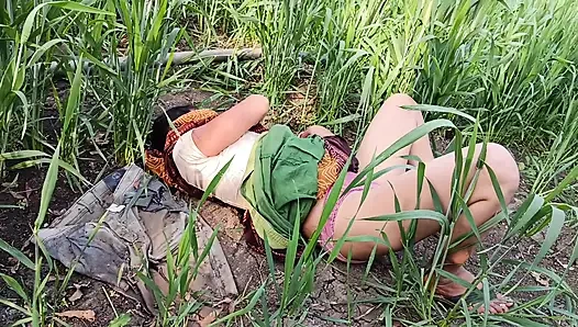 Desi 18-year-old young, married beautiful sister puts her finger in her pussy in the field and gets her brother to fuck her buttocks in the field