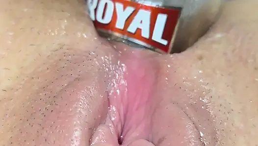 Cewek ini lagi asik muasin lubang pantatnya pakai botol - close up