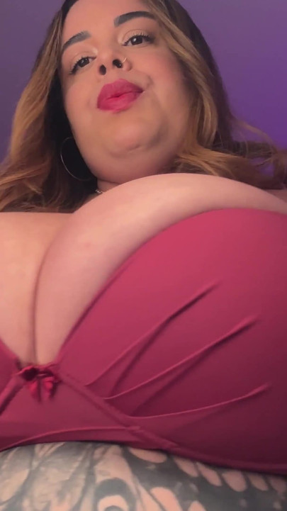 Tetas grandes con sujetador rebosante