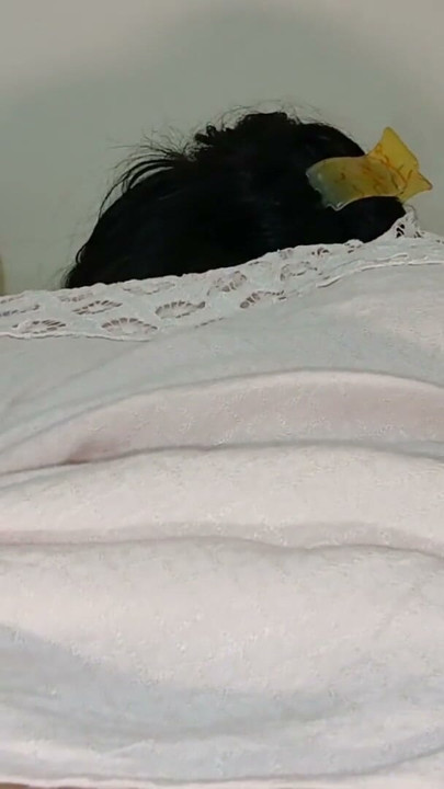 Indiase studentes in jeans en topjes die het wild maken in het hotel. | Clip 2