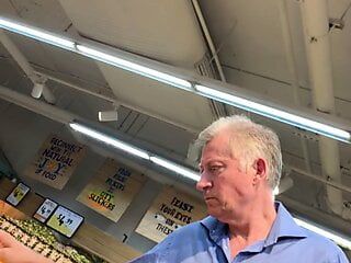 Encantador anciano en el supermercado