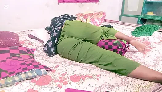 Üvey oğlu üvey annesiyle anal seks yapıyor.