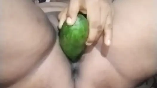 Köylü yenge erkek arkadaşı için amcığını ovuyor ve fışkırtarak orgazm oluyor