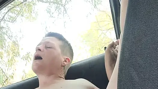 Сквиртующая игра в машине, почти запалили