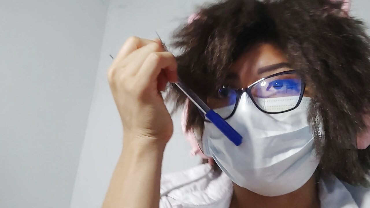 Hermosa estudiante madura muestra su anillo del ombligo y su falda corta