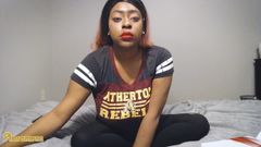 Studentin bekommt ihre Webcam gehackt und masturbiert