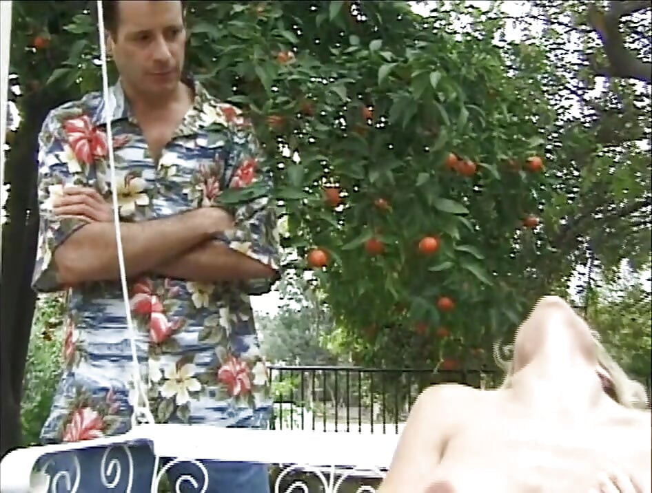 Szőke MILF nagy mellekkel baszik a kertben
