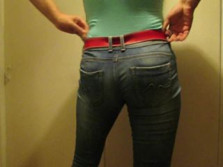 Gay en jean moulant