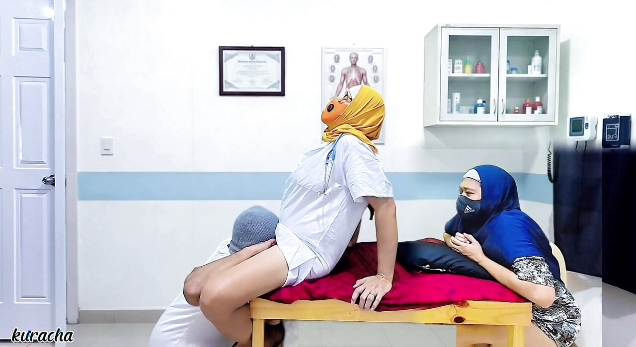 Dokter Muslim dientot di depan istri pasiennya sendiri. Video viral baru istri cuckold 2026