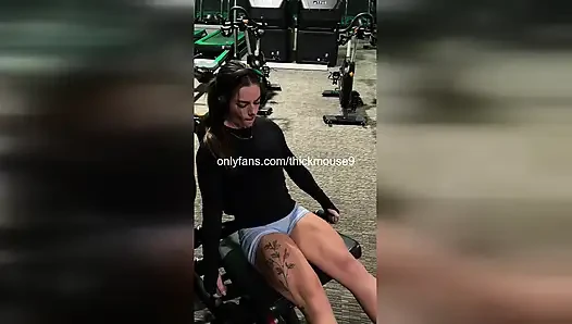 Üniversiteli sürtük amını parmaklarken canlı ig'e sert fışkırtıyor