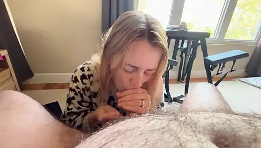 Hevesli evli kadın harika sakso çektikten sonra her damlayı emiyor ve yutuyor