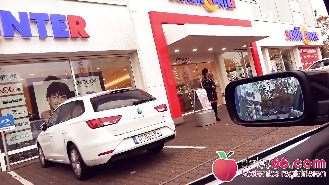 Une bite sexy se fait sucer au volant par Sidney Dark !
