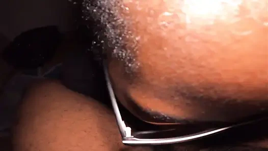 Haben sie gesehen, wie eine andere ebenholz-streber-schlampe großen schwanz schluckt, einen nassen blowjob, dicke möpse auf den knien, tiefe kehle bbc-spiel - jhodez1