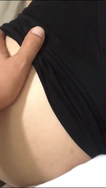 Slatki studentski par u krevetu - kratka crna suknja, razigrano zadirkivanje i koketno maženje - STUDYINGLOVINGXXX | Isječak 2