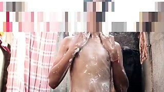 Indischer Desi-Junge duscht und masturbiert mit Abspritzen Teil 2
