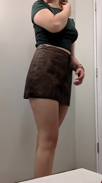 Jaw-dropping moment from "18yo in the public fitting room"