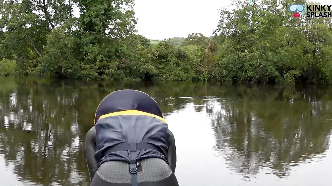 Flytväst &mysig våtdräkt räddar Lucy från flodkatastrof