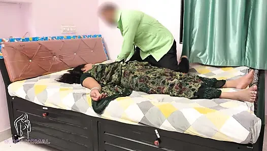 Komal araziyi eski kanepesinde ayakta bırakmaya başladı ve sonra