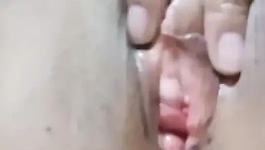 Cewek sange ini lagi ngidam dientot habis-habisan sama kontol besar sampai matanya merem melek