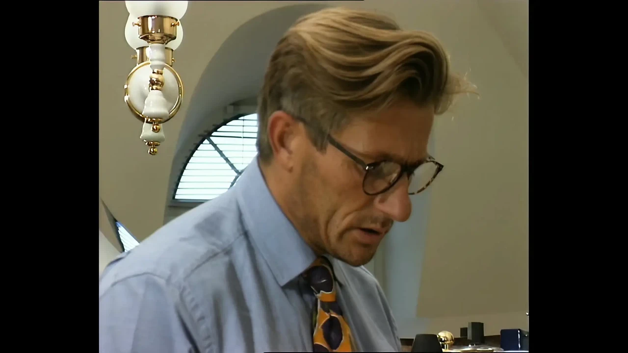 继父在浴室里监视年轻的继女