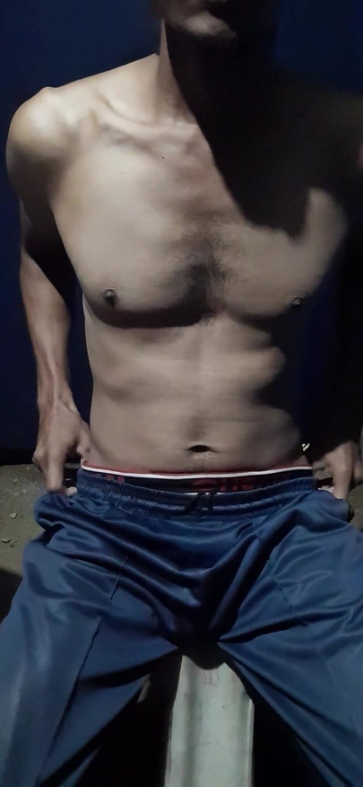 印度男人夜间按摩阴茎