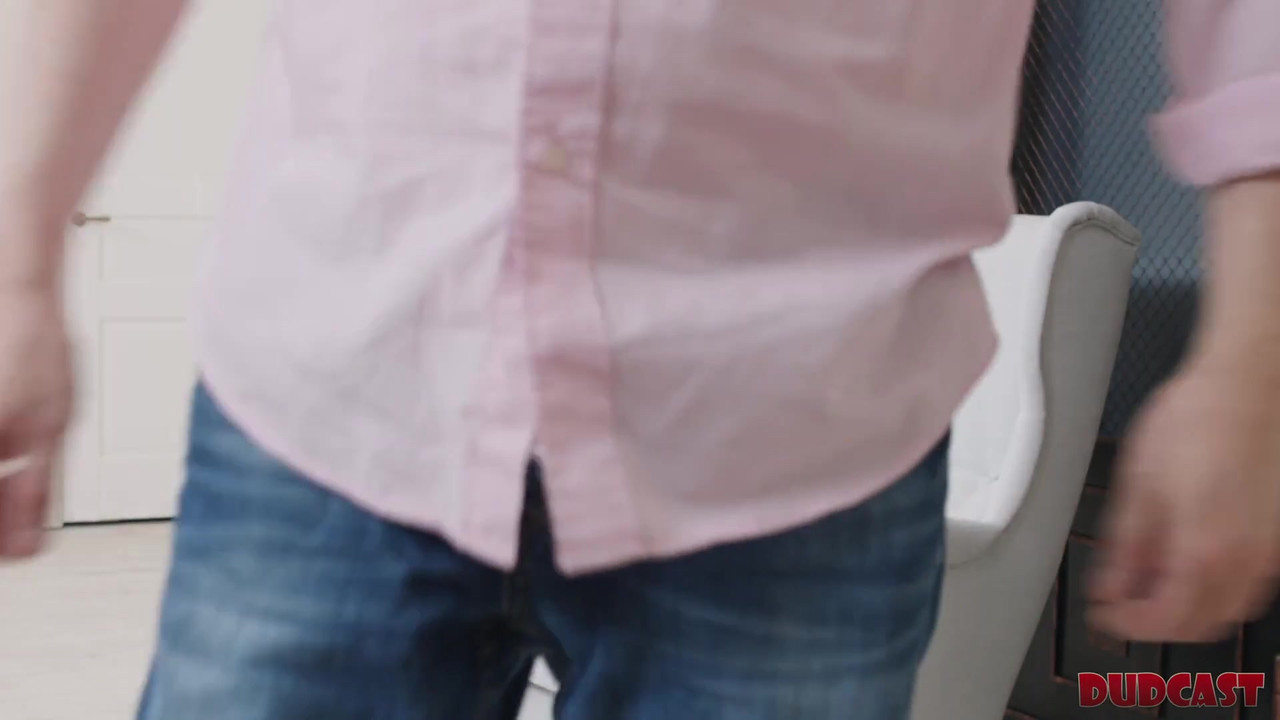 脆弱的美女在他的工作室与经纪人发生性关系后被中出