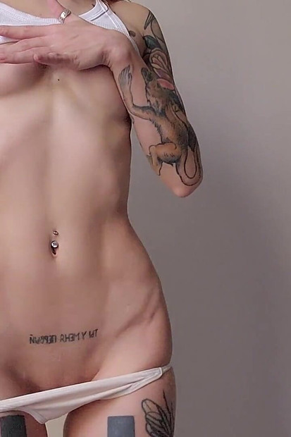 Sexy škádlení: Štíhlá hubená bohyně v bílé barvě