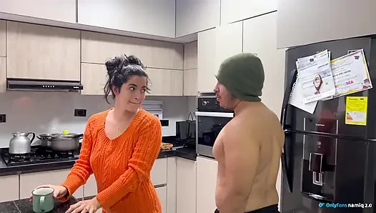 ! Я удивляю мою возбужденную жену моим большим членом!
