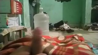 Seorang anak laki-laki masturbasi panas di kamar