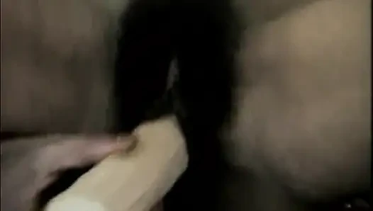 Cewek sange ini lagi asik ngentot memek berbulunya pakai pisang berdenyut