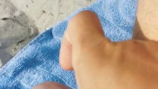 Masturbação na praia com minha calcinha em 1