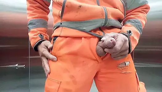 Un ouvrier du bâtiment excité jouit pendant la pause