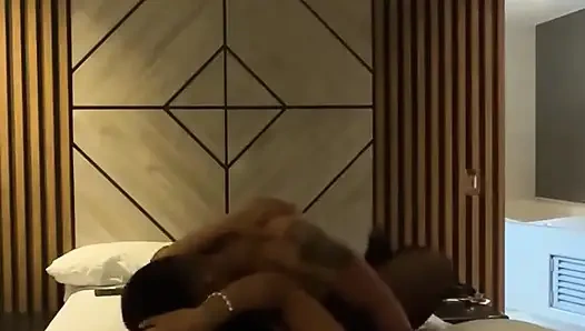 Покорная жена испытывает струйные оргазмы по всей кровати